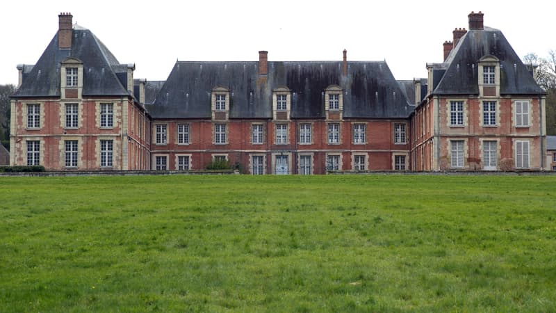 Le château de Thiverval-Grignon (Yvelines), un domaine étant la propriété de l'État.