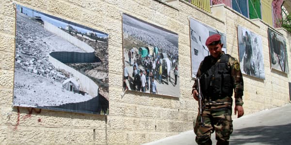 Un membre des forces de sécurité palestiniennes dans les rues de Bethléem, le 23 mai, à proximité du camp de réfugiés que visitera le pape François. Un membre des forces de sécurité palestiniennes dans les rues de Bethléem, le 23 mai, à proximité du camp de réfugiés que visitera le pape François.