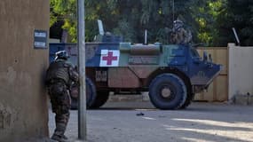 Militaires français lors de combats avec des islamistes à Gao, dans le nord du Mali, dimanche. Les objectifs de l'opération Serval sont en voie d'être atteints et la sécurisation du Mali se poursuit, a déclaré lundi le président François Hollande, un mois