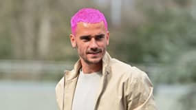 Antoine Griezmann arrive à Clairefontaine avec les cheveux roses le 20 mars 2023