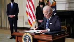 Joe Biden signe un décret en présence de Kamala Harris et John Kerry à la Maison Blanche le 27 janvier 2021