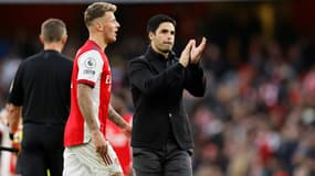 L'entraîneur espagnol d'Arsenal, Mikel Arteta, applaudit les supporters après la victoire des Gunners, 1-0 face à Watford, lors de la 11e journée de Premier League, le 7 novembre 2021 à l'Emirates Stadium