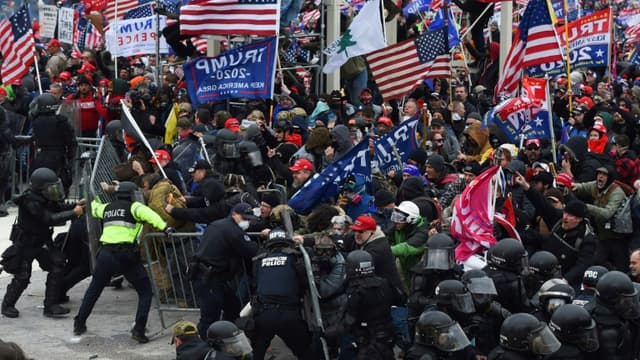 Des partisans de Donald Trump lors d'affrontements avec les forces de l'ordre devant la Capitole à Washington D.C le 6 janvier 2021