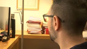 Adrien, victime d'une terrible erreur médicale, raconte sur BFMTV avoir perdu la vue après une intervention de son ophtalmologiste