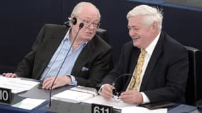 Jean-Marie Le Pen et Bruno Gollnisch lors d'une session au Parlement européen.