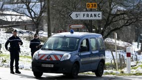 Des gendarmes bloquent une route lors de fouilles pour retrouver Maëlys, le 14 février 2017.