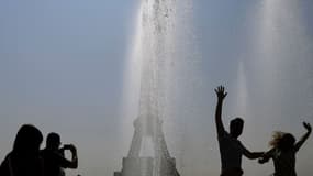 Des touristes au Trocadero lors d'un pic de chaleur en juillet 2018 (PHOTO D'ILLUSTRATION).