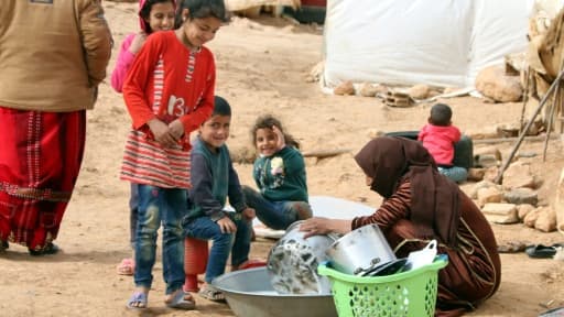 Une femme et des enfants syriens dans un camp de réfugiés dans la plaine de la Bekaa, le 8 mars 2018 au Liban