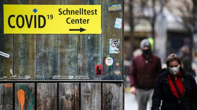 Un panneau indique la direction d'un centre de dépistage rapide contre le Covid-19 à Francfort, en Allemagne, le 16 décembre 2020. (Photo d'illustration)