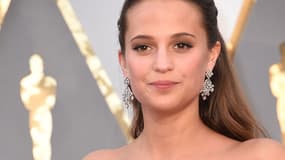 Alicia Vikander, recevant un Oscar pour son rôle The Danish Girl, le 28 dévrier 2016.