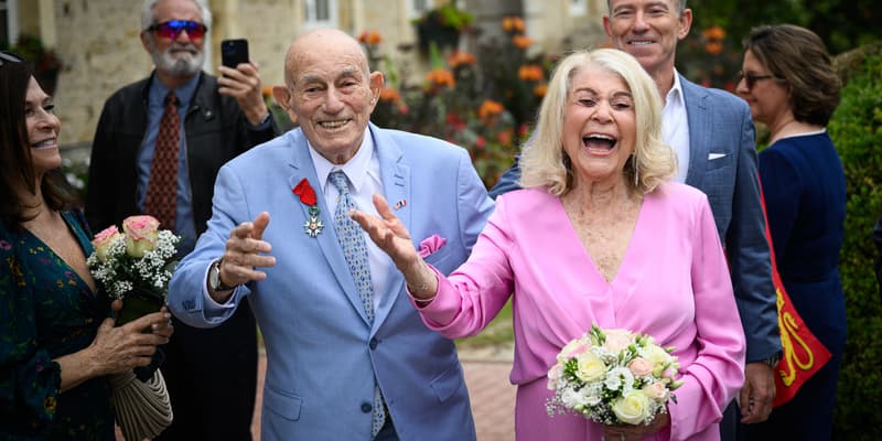 Les mariés Jeanne Swerlin, 96 ans, (à droite) et Harold Terens, 100 ans, vétéran de la Seconde Guerre mondiale, (à gauche) posent pour des photos devant un alors qu'ils célèbrent leur mariage à l'hôtel de ville de Carentan-les-Marais, en Normandie, le 8 juin 2024.