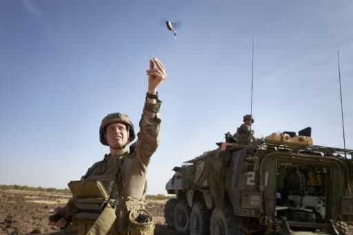 Un soldat français lance un drone de surveillance au Sahel, lors d'une patrouille dans le nord du Burkina Faso, le 11 novembre 2019. Un soldat français lance un drone de surveillance au Sahel, lors d'une patrouille dans le nord du Burkina Faso, le 11 novembre 2019.