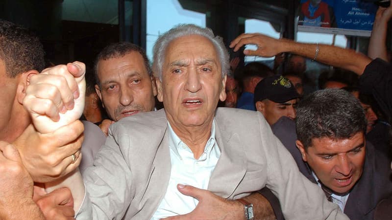 Hocine Aït-Ahmed à l'aéroport Houari Boumediene d'Alger, le 1er septembre 2007.