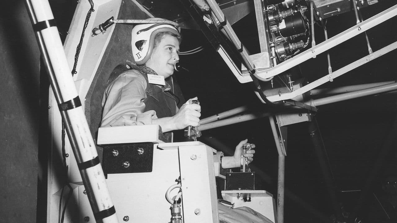 Jerrie Cobb aux prises avec le "Gimbal Ring" de la NASA Jerrie Cobb aux prises avec le "Gimbal Ring" de la NASA