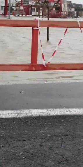 Le parking d'un centre commercial inondé à Rivesaltes (Pyrénées-Orientales) - Témoins BFMTV