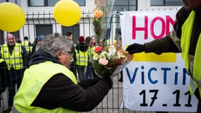 Des gilets jaunes rendent hommage à Chantal Mazet, le 17 novembre 2019 au Pont-de-Beauvoisin (Isère) manifestante décédée il y a un an.