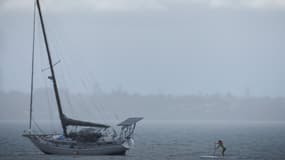 Une femme passe devant un yacht à Wellington Point, à Brisbane, le 5 mars 2025. (Photo d'illustration)