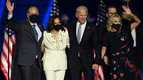 Joe Biden et Kamala Harris accompagnés de leurs conjoints respectifs le 7 novembre 2020.