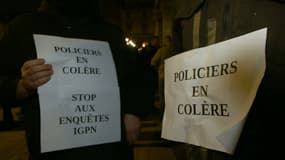 "Policiers en colère", "stop aux enquêtes IGPN", les affiches portées par les policiers lors d'une manifestation de la nuit de mardi 1er novembre, à Paris. 