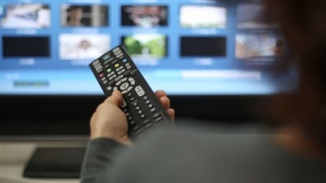 Une personne regardant la télévision (photo d'illustration)
