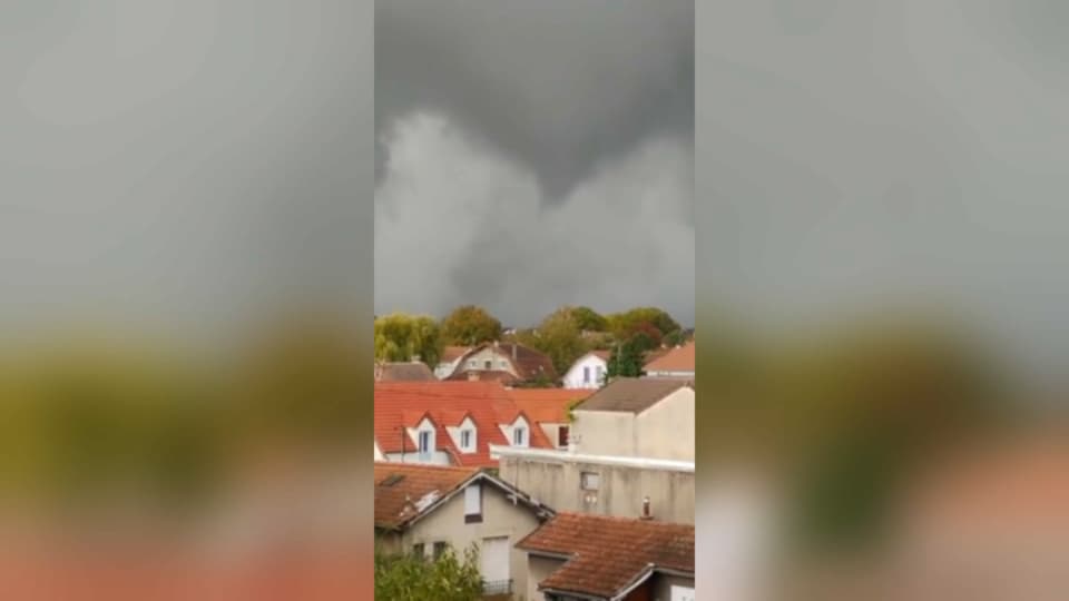 Au moins un mort et plusieurs personnes ont été blessées le 20 octobre 2025 après le passage d'une tornade dans la commune d'Ermont, dans le Val-d'Oise. Au moins un mort et plusieurs personnes ont été blessées le 20 octobre 2025 après le passage d'une tornade dans la commune d'Ermont, dans le Val-d'Oise.