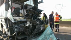 Le bus a été très endommagé dans l'accident. 