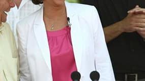 Dans le village d'Arçais, au coeur du Marais Poitevin, Ségolène Royal a fait officiellement dimanche acte de candidature pour la primaire socialiste pour la présidentielle de 2012 en assurant avoir compris les erreurs de sa précédente campagne. /Photo pri
