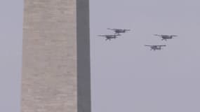 Des avions de guerre américains datant de la Seconde Guerre mondiale volent au-dessus Washington pour célébrer l'anniversaire de la victoire contre l'Allemagne nazie, vendredi 8 mai 2015.