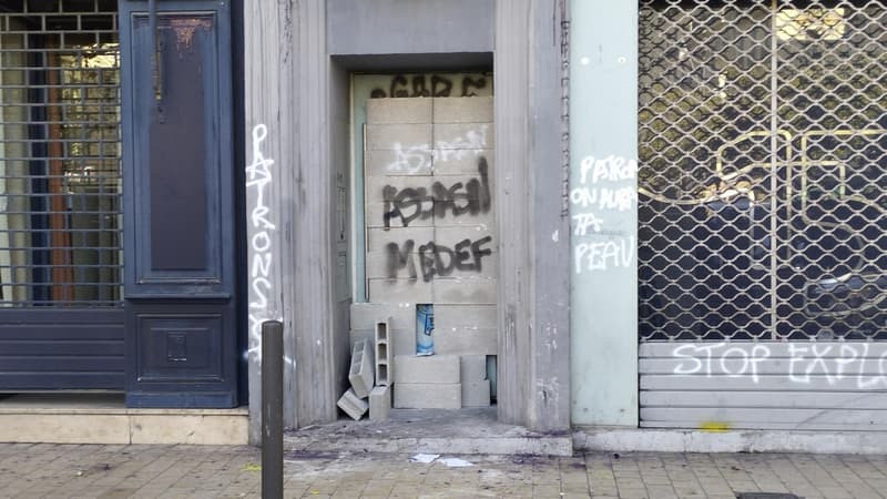 Grève du 31 janvier: l'entrée des locaux du Medef à Marseille murée en marge de la manifestation