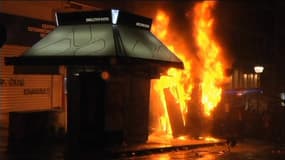 Incendie suite à des lancers de cocktails Molotov dans les rues d'Athènes