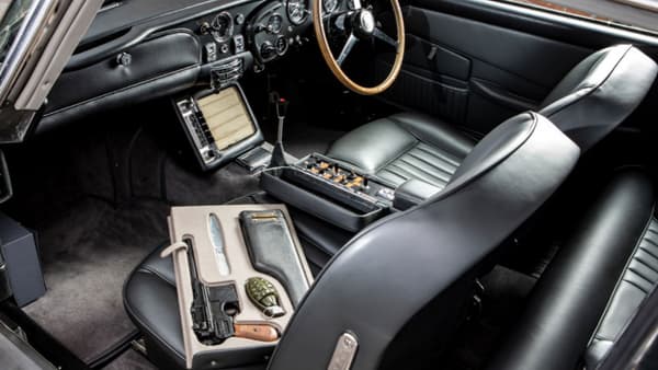 A l'intérieur de cette DB5 "Bond Car", on trouve notamment un étui avec pistolet et grenade et un sélecteur de gadgets sur la console centrale.