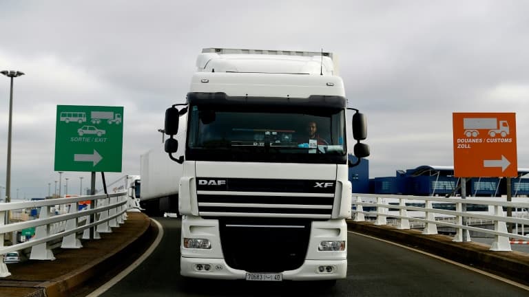 Au port de Calais, un camion s'apprête à embarquer en direction la Grande-Bretagne le 1er janvier 2021