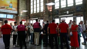 Des agents de la SNCF parlent avec des passagers en gare de Strasbourg, le 26 juillet 2024, après l’annonce d’actes de sabotage contre le réseau TGV 