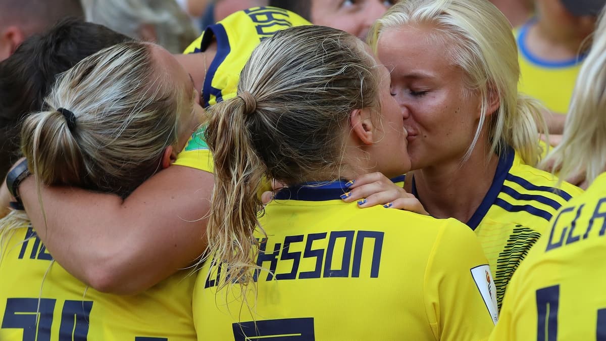 Le baiser entre Pernille Harder et Magda Erikkson lors du Mondial 2019 Le baiser entre Pernille Harder et Magda Erikkson lors du Mondial 2019