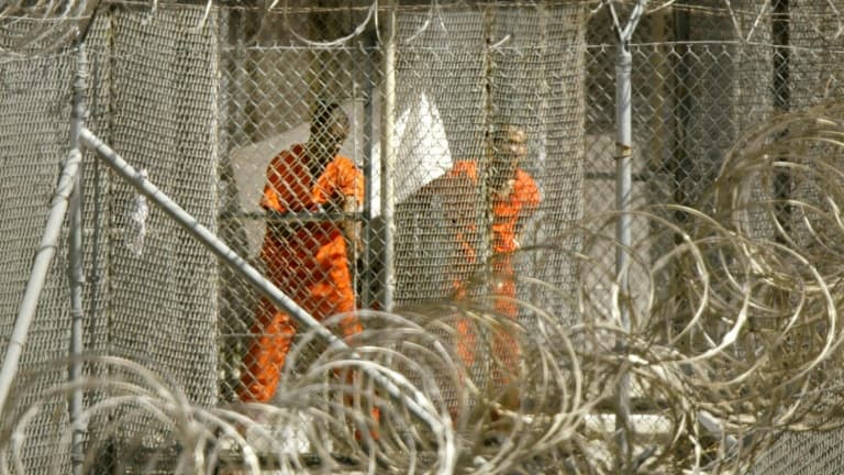 Des détenus à la prison de la base navale américaine de Guantanamo, à Cuba, en janvier 2002