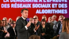 Emmanuel Macron devant les lecteurs du groupe Ebra à Mirecourt le 28 novembre 2025