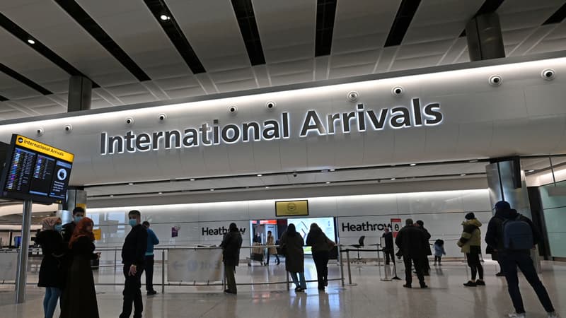 Des personnes attendent des passagers dans l'un des halls d'arrivée internationaux de l'aéroport Heathrow, à l'ouest de Londres, le 14 février 2021. (photo d'illustration)