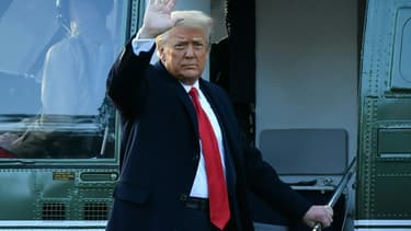 Le président américain sortant Donald Trump salue avant de monter à bord de Marine One, le 20 janvier 2021 à la Maison Blanche, à Washington