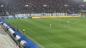 La banderole "Liberté pour les Ultras" des supporteurs de Strasbourg à la Meinau, 28 mars 2025