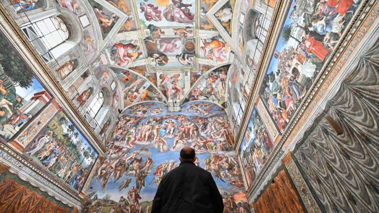 Un visiteur à la chapelle Sixtine au Vatican, le jour de sa réouverture à Rome le 1er février 2021