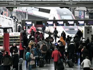 Des voyageurs font la queue pour prendre le train à la Gare de Lyon à Paris, le 2 décembre 2022, lors d'une grève organisée par les contrôleurs de la SNCF.