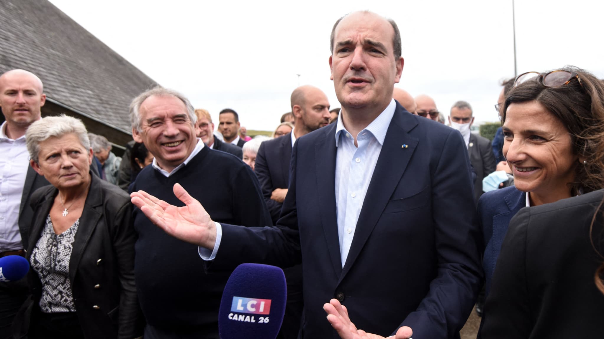 Jean Castex, accompagné par François Bayrou, parle aux médias le 26 septembre 2021 lors de l'université de rentrée du MoDem à Guidel, dans le Morbihan. Jean Castex, accompagné par François Bayrou, parle aux médias le 26 septembre 2021 lors de l'université de rentrée du MoDem à Guidel, dans le Morbihan.