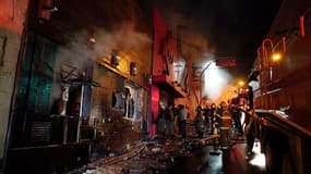 Des pompiers s'efforcent d'éteindre un incendie qui a ravagé une discothèque de la ville de Santa Maria, dans le sud du Brésil, faisant au moins 200 morts. /Photo prise le 27 janvier 2013/REUTERS/Germano Roratto/Agencia RBS