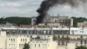 Violent incendie dans un immeuble à Paris - Témoins BFMTV