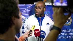 Teddy Riner, le 30 août 2015, répond à des journalistes après son huitième titre mondial.