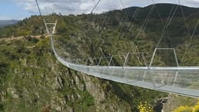 Le pont pédestre suspendu le plus long du monde s'est ouvert au Portugal 