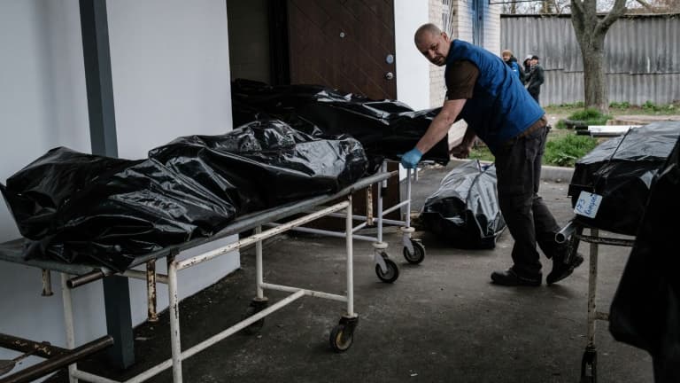 A la morgue de Boutcha, en Ukraine, le 18 avril 2022