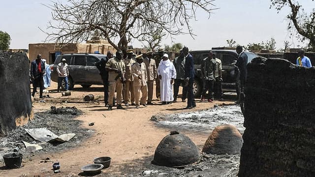 Le président malien Ibrahim Boubacar Keïta en visite le 25 mars 2019 au village d'Ogossagou, après le massacre d'au moins 160 villageois peuls. 