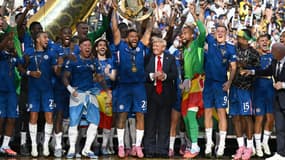 Donald Trump reste sur le podium pour célébrer le sacre de Chelsea à la Coupe du monde des clubs, le 13 juillet 2025