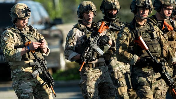 Des membres des forces du SWAT, lors d'un exercice d'entraînement, en mai 2014, en Virginie. Des membres des forces du SWAT, lors d'un exercice d'entraînement, en mai 2014, en Virginie.